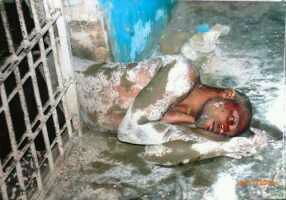 Shocking Photos: Robbery Suspect gets
stuck trying to escape his cell in Oyo