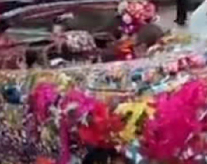 VIDEO | Bizarrely decorated car cruises through central London