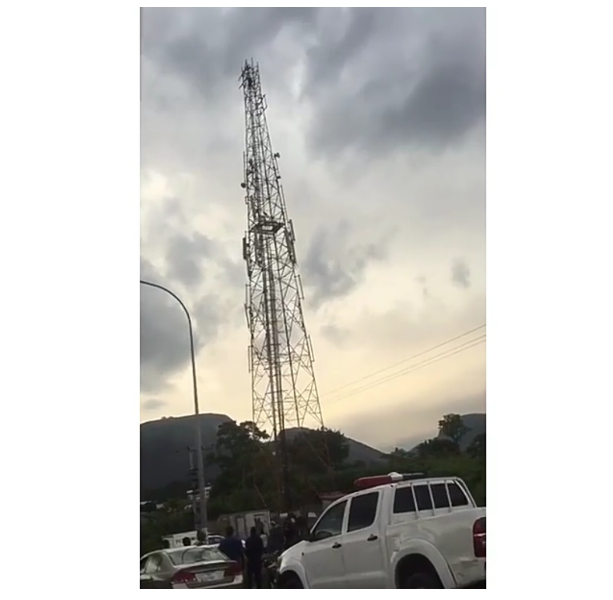 VIDEO | “I Won’t Come Down Till Buhari Steps Down” – Man Says After Climbing Mast