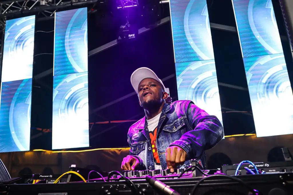 DOWNLOAD Kabza De Small Ft. Stakev – Strata mp3