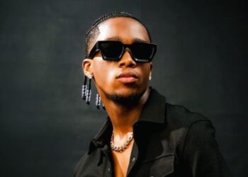 Roiii shows off his girlfriend