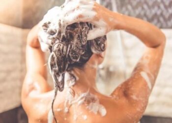 Here’s why you should never wash your hair at night