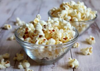 5 reasons why snacking between meals is good for you