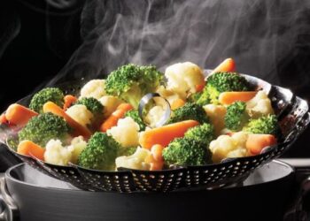 How to steam vegetables without a steamer