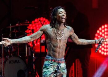Wiz Khalifa attempts singing “Mnike” (Video)