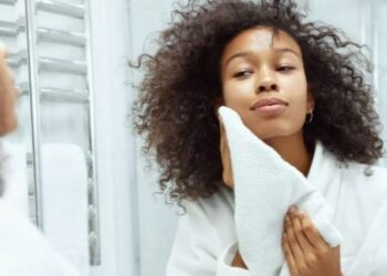 How to simply exfoliate with a wet cloth