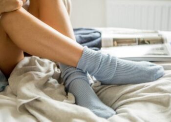 5 reasons why you should never sleep wearing your socks