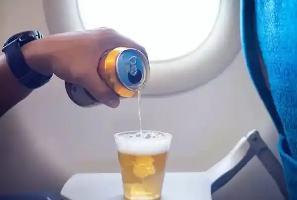 Why you should never drink alcohol on a flight