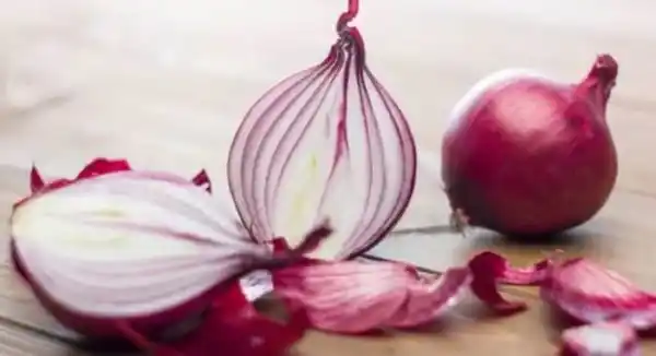 4 reasons why you should apply onion juice on your face