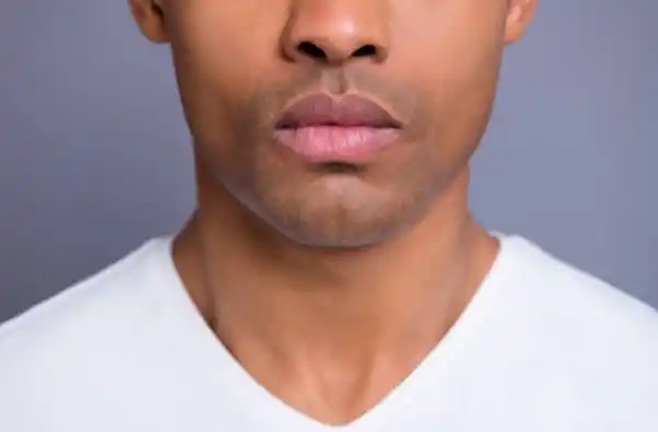 How men can lighten dark lips