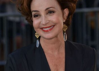 Annie Potts Net Worth; How Rich is