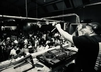 DOWNLOAD DJ Feezol – Club Haze Sneaky & Besties Night Mixtape mp3